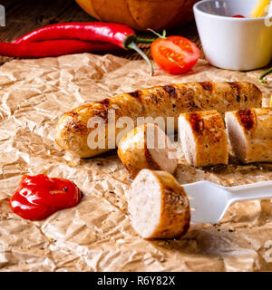 Bratwurst rustique avec pommes et ketchup fort Banque D'Images