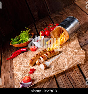 Bratwurst rustique avec pommes et ketchup fort Banque D'Images