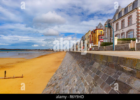 Digue et plage, Saint-Malo, Bretagne, France Banque D'Images