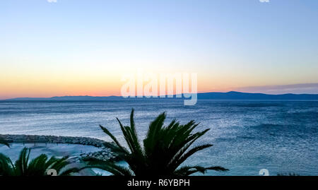 Coucher de soleil sur la mer Adriatique, à Podgora, Makarska Riviera, Dalmatie, Croatie Banque D'Images