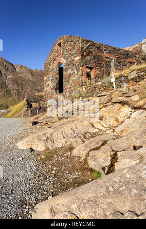 Les bâtiments miniers abandonnés à Llyn Llydaw, Snowdonia, le Nord du Pays de Galles Banque D'Images