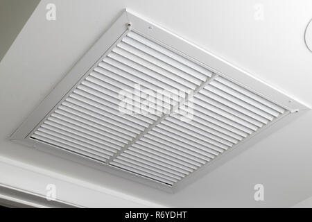 Filtre à air au plafond blanc grille de ventilation Banque D'Images