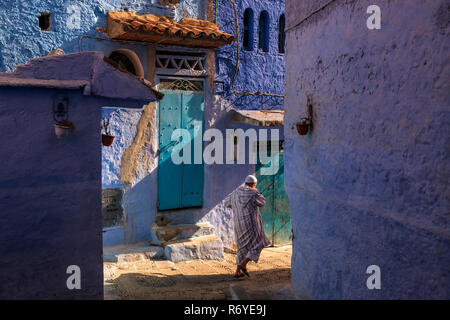 Peint bleu et rues blanchies à la caractériser Chouen dans les montagnes du Rif, au Maroc Banque D'Images