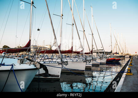 Yachts dans gavagni liée à pier Banque D'Images