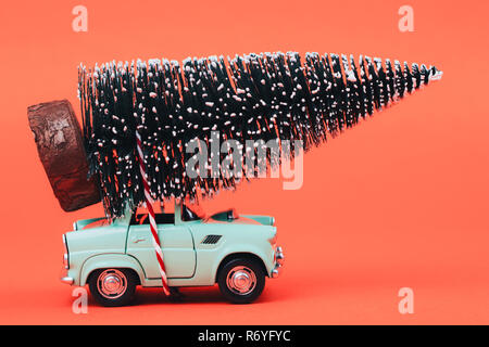 Kiev, UKRAINE - 12 décembre 2017 : Toy voiture verte avec sapin sur le toit. Inspirés par la couleur de l'année 2019 - de coraux vivants. Concept de Noël. Banque D'Images