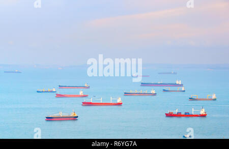 Les navires dans le port industriel de Singapour Banque D'Images