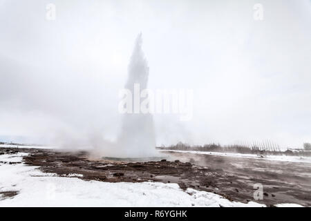 Geysir ou parfois connu comme le Grand Geyser qui est un geyser dans le sud-ouest de l'Islande Cercle d'Or Banque D'Images