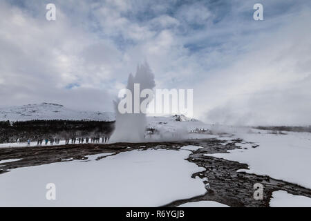 Geysir ou parfois connu comme le Grand Geyser qui est un geyser dans le sud-ouest de l'Islande Cercle d'Or Banque D'Images