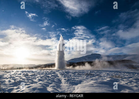 Geysir ou parfois connu comme le Grand Geyser qui est un geyser dans le sud-ouest de l'Islande Cercle d'Or Banque D'Images