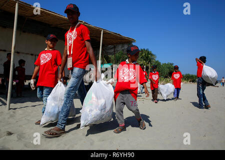 Nettoyage des côtes internationales à Saint Martin Personnalités liées à l'île organisé par le Bangladesh, la coordonnatrice de la campagne de nettoyage des côtes internationales i Banque D'Images