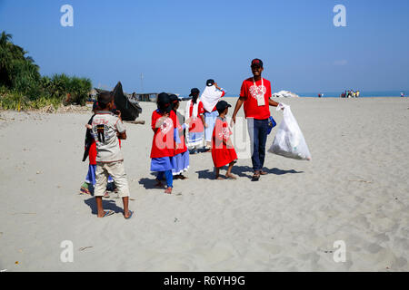 Nettoyage des côtes internationales à Saint Martin Personnalités liées à l'île organisé par le Bangladesh, la coordonnatrice de la campagne de nettoyage des côtes internationales i Banque D'Images