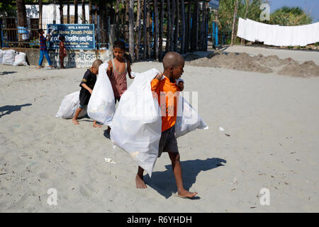 Nettoyage des côtes internationales à Saint Martin Personnalités liées à l'île organisé par le Bangladesh, la coordonnatrice de la campagne de nettoyage des côtes internationales i Banque D'Images