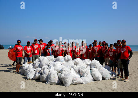 Nettoyage des côtes internationales à Saint Martin Personnalités liées à l'île organisé par le Bangladesh, la coordonnatrice de la campagne de nettoyage des côtes internationales i Banque D'Images