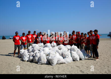 Nettoyage des côtes internationales à Saint Martin Personnalités liées à l'île organisé par le Bangladesh, la coordonnatrice de la campagne de nettoyage des côtes internationales i Banque D'Images