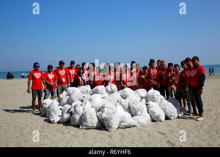 Nettoyage des côtes internationales à Saint Martin Personnalités liées à l'île organisé par le Bangladesh, la coordonnatrice de la campagne de nettoyage des côtes internationales i Banque D'Images