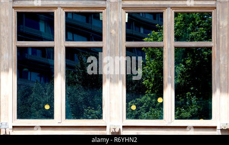 Architecture fenêtre en bois avec reflet vert dans le verre Banque D'Images