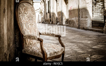 Vieille chaise dans une rue traditionnelle de Lecce, Italie. Banque D'Images