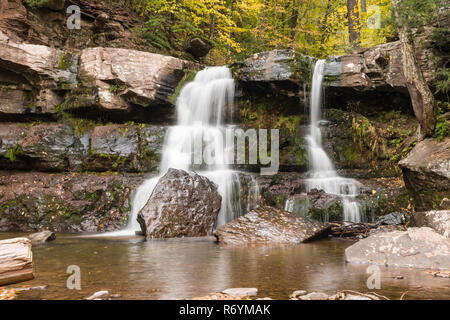 L'automne à Bastion Falls, en aval de Kaaterskill Falls en montagnes Catskill Banque D'Images