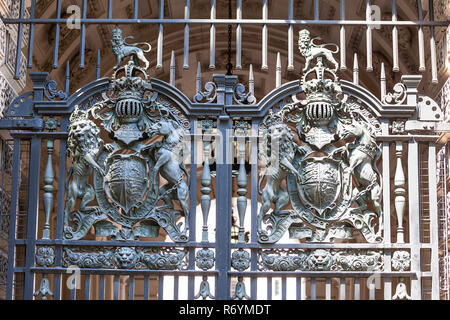 Armoiries royales du Royaume-Uni sur le metal gate, Londres, Royaume-Uni Banque D'Images