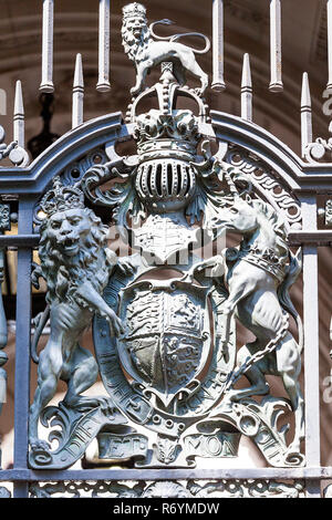 Armoiries royales du Royaume-Uni sur le metal gate, Londres, Royaume-Uni Banque D'Images