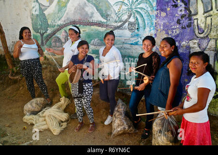 Une femme indigène Kankuamo aide tricot fibre fique, également connu sous le nom de maguey, créant l'emblématique kankuamo bags Banque D'Images