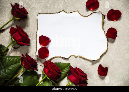 Roses rouges et une carte d'invitation vierge et papier vintage roses. Banque D'Images