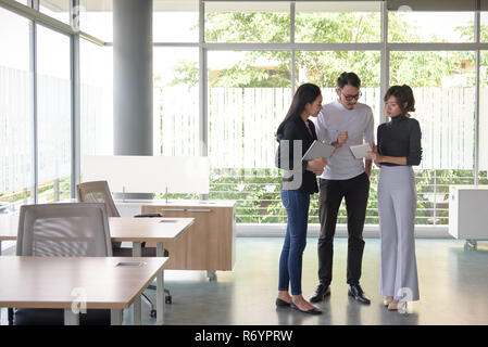 Les jeunes gens d'affaires de l'Asie ,l'homme et de la femme, en collaboration avec équipe in office Banque D'Images