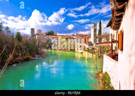 Cividale del Friuli sur les falaises du canyon du fleuve Natisone view Banque D'Images