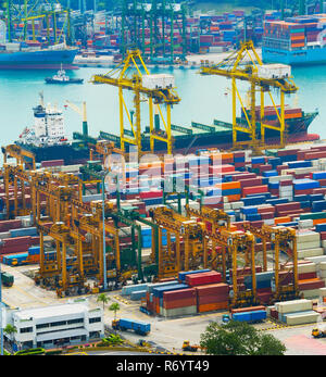 Chargement navire. Port industriel de Singapour Banque D'Images