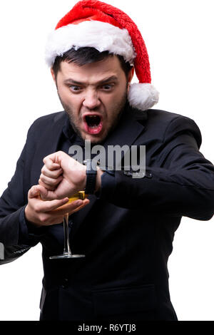 Photo de l'homme qui crie à Santa hat avec verre de champagne et de l'horloge sur sa main sur fond blanc vide Banque D'Images