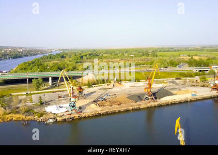 Port fluvial de marchandises. Grues à tour dans le port. Banque D'Images