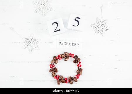 Nouvelle Année ou motif de Noël télévision jeter dessus maison de Noël Calendrier fait main en bois blanc célébration Contexte. Modèle pour votre conception texte 2019 Banque D'Images