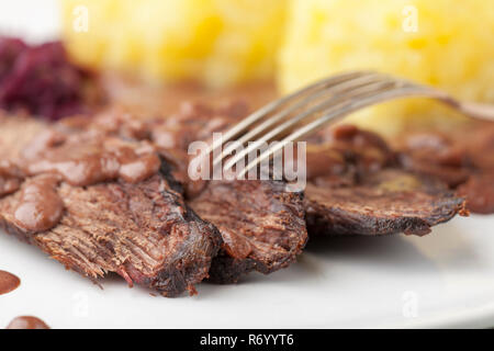 Sauerbraten allemand avec le chou rouge sur une plaque Banque D'Images