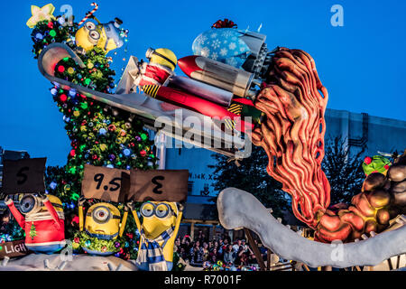 Orlando, Floride - Décembre 2017 : c'est Noël avec larbins du Universal's Holiday Parade avec Macy's Banque D'Images