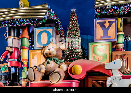 Orlando, Floride - Décembre 2017 : c'est Noël avec des jouets du Universal's Holiday Parade avec Macy's Banque D'Images