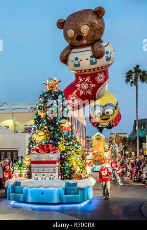 Orlando, Floride - Décembre 2017 : c'est Noël avec larbins Ballon à Universal's Holiday Parade avec Macy's Banque D'Images