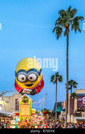 Orlando, Floride - Décembre 2017 : c'est Noël avec larbins Ballon à Universal's Holiday Parade avec Macy's Banque D'Images