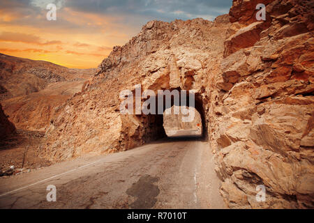 Chemin à travers la grotte dans la montagne. Banque D'Images