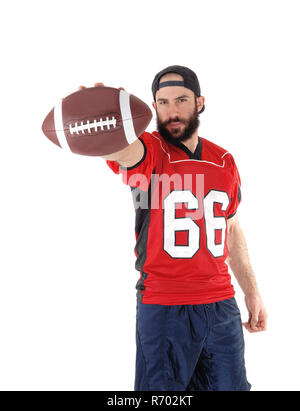 Un joueur de football dans son jersey de lancer la balle Banque D'Images