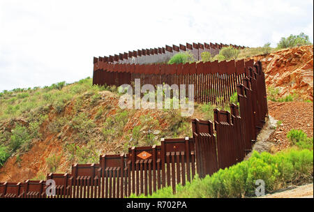 Frontière séparant les Etats-Unis du Mexique près de Nogales, Arizona Banque D'Images