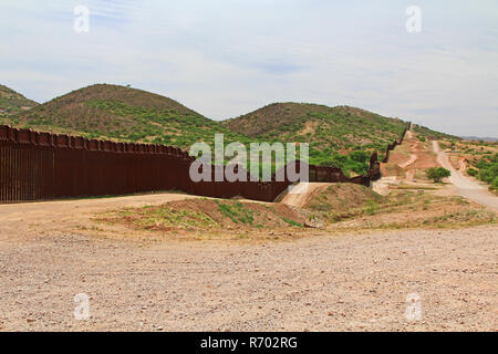 Frontière séparant les Etats-Unis du Mexique près de Nogales, Arizona Banque D'Images