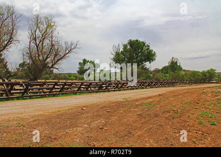 La frontière de la rivière clôture séparant les Etats-Unis du Mexique près de Nogales, Arizona Banque D'Images