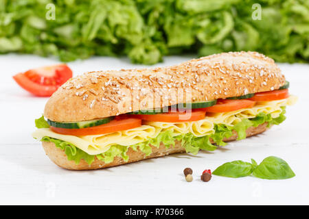 Rouleaux complets baguette sandwich garni de fromage sur planche de bois Banque D'Images