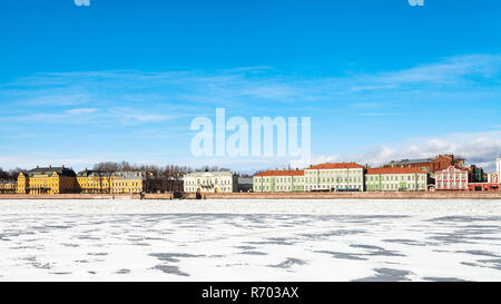 Ciel bleu sur Molodyozhny Quay de palais Banque D'Images