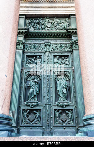 Le sud de l'extérieur portes de la Cathédrale Saint Isaac Banque D'Images