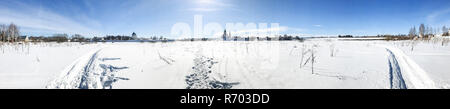 Panorama de la rivière gelée en Suzdal ville en hiver Banque D'Images