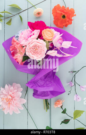 Bouquet de fleurs papier crépon Banque D'Images
