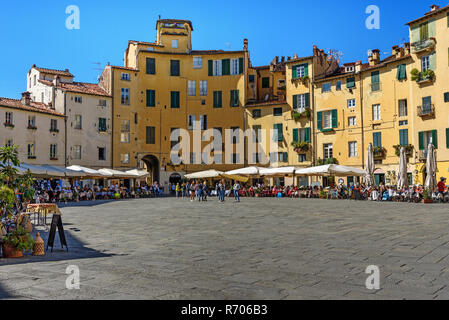 Lucca, Italie - 25 septembre 2018 : Amphithéâtre carré ou la Piazza dell'Anfiteatro au centre de la ville Banque D'Images