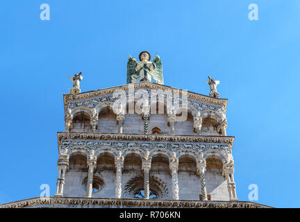 Basilique de San Michele in Foro avec Statue de Saint Michel Archange perché au sommet à Lucques. Italie Banque D'Images