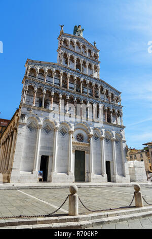 Basilique de San Michele in Foro avec Statue de Saint Michel Archange perché au sommet à Lucques. Italie Banque D'Images